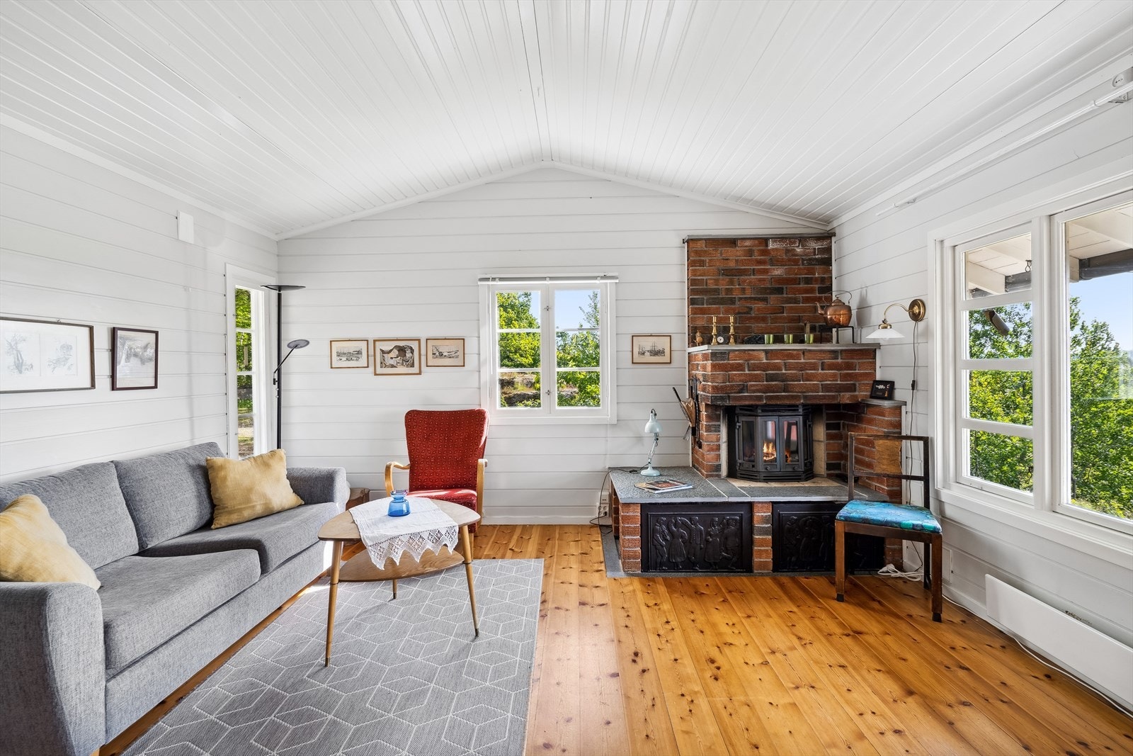 Lys og hyggelig stue med peis med innsats Galleribilde