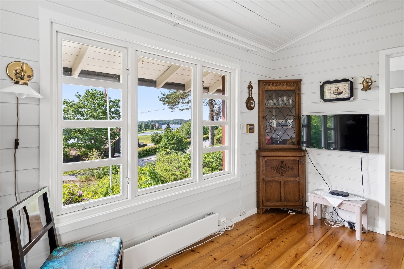 Fra stuen har man et fint utsyn til Kaupang og videre ut Viksfjord Galleribilde