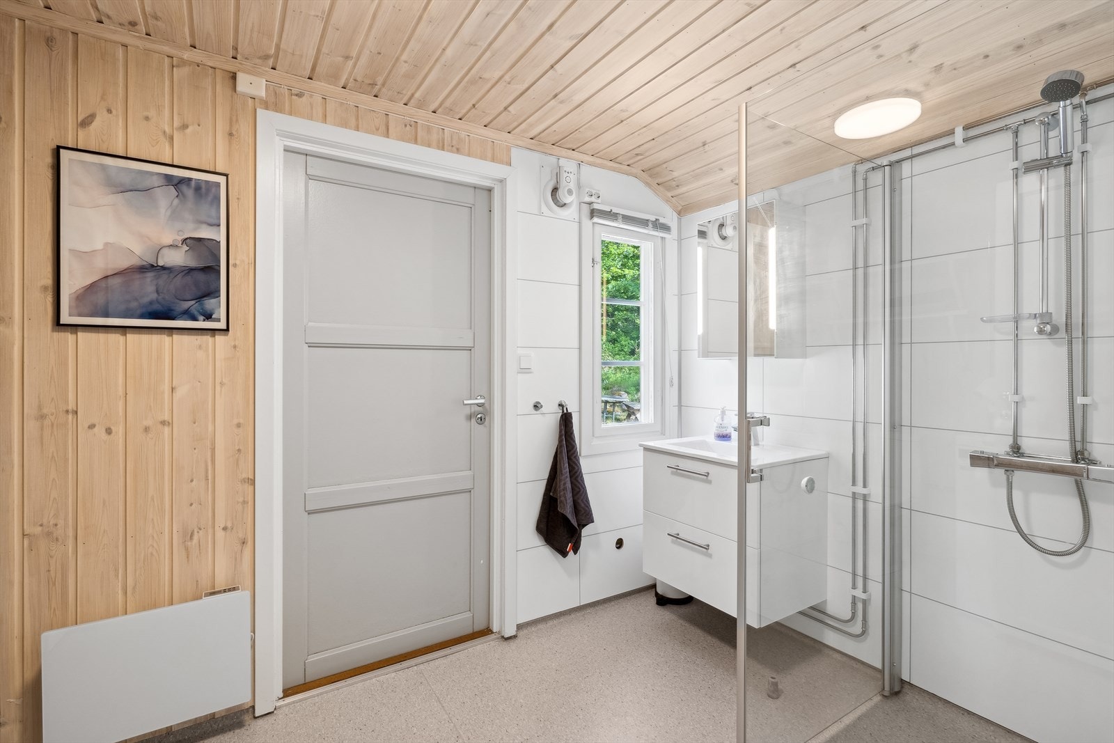 Baderom med dusj, servant, wc, varmtvannsbereder og vaskemaskin. Badet har inngang både via et av soverommene og utenfra Galleribilde