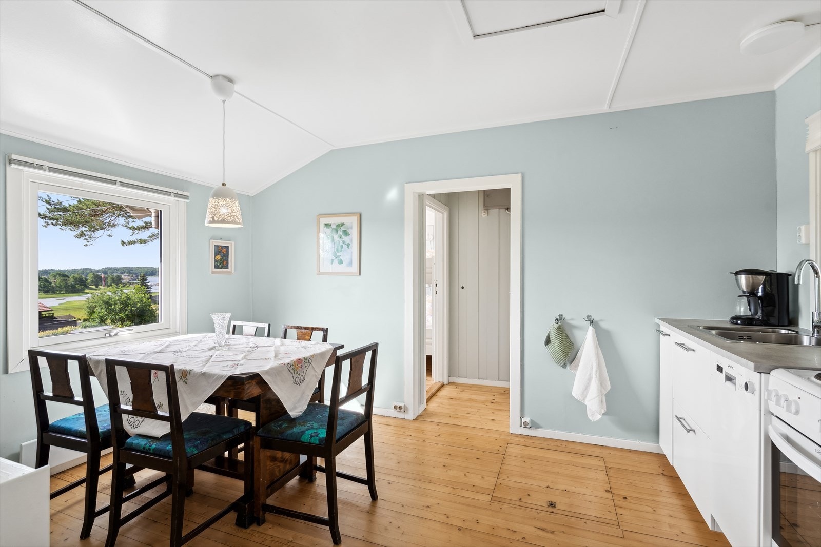 Spiseplass på kjøkkenet med utsikt Galleribilde