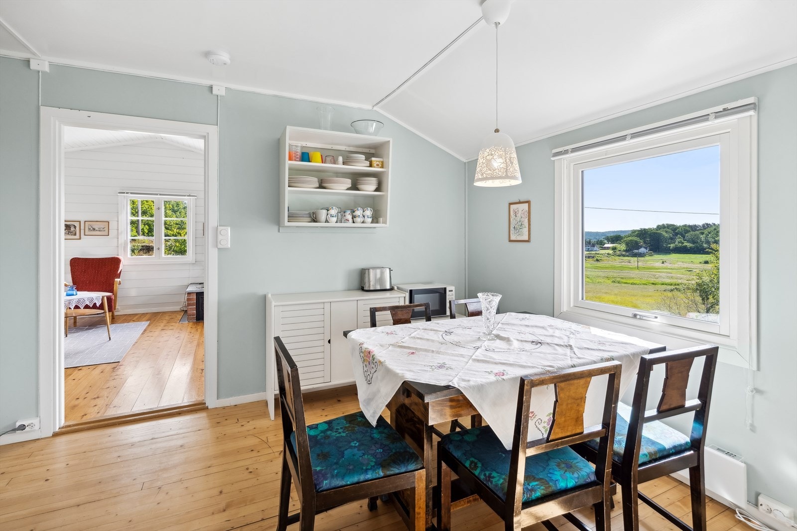 Fra kjøkkenet inn mot stuen Galleribilde