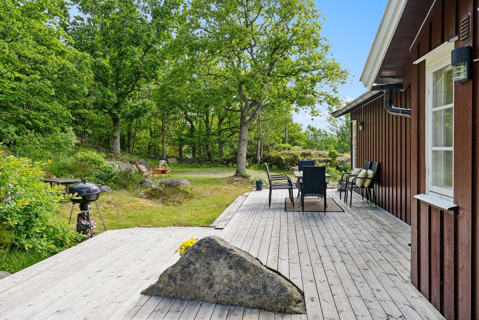 På vestsiden av hytta er det laget til en skjermet plass - lunt nesten uansett vindretning Galleribilde