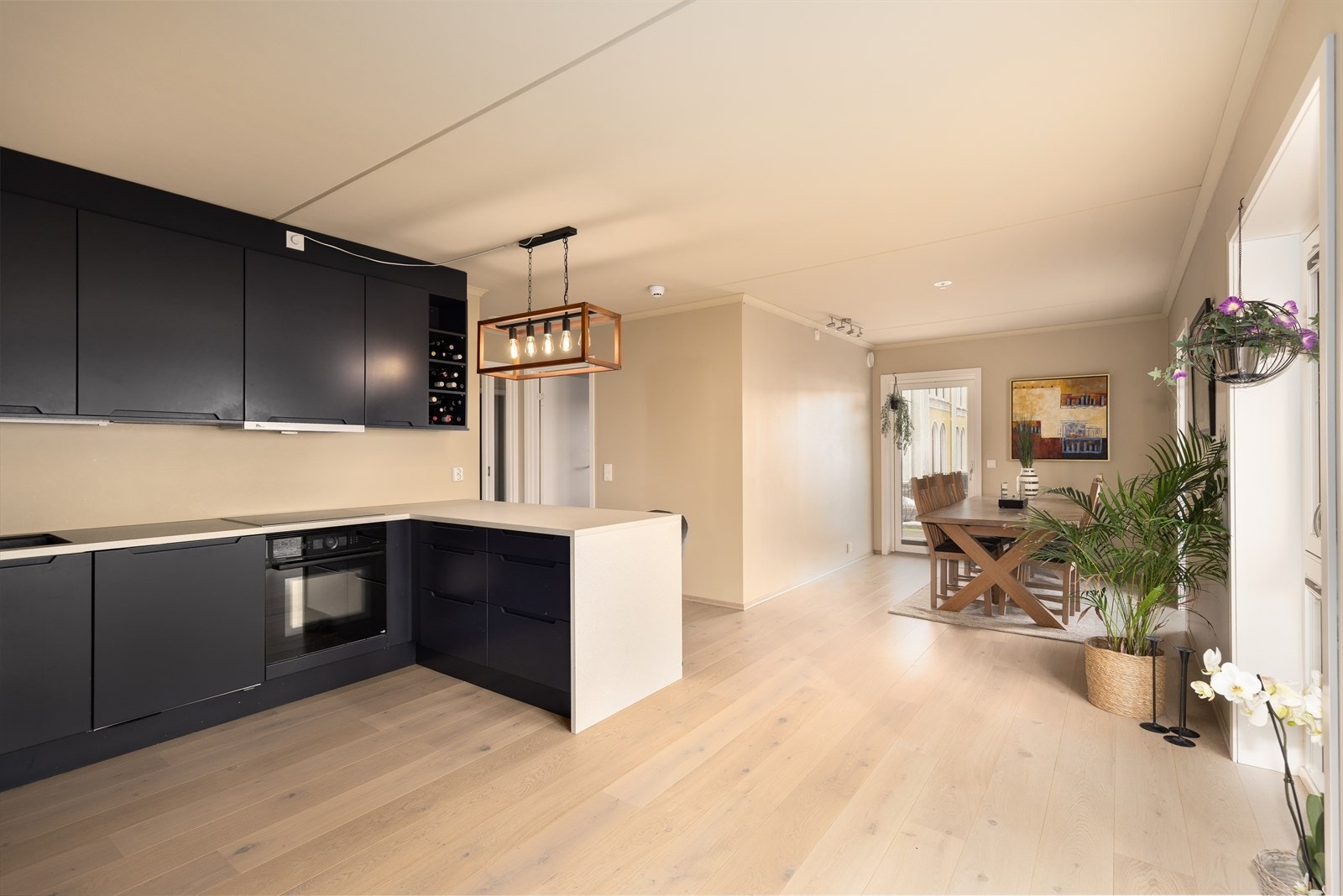 Kjøkkenet ligger som en naturlig sosial sone fint til mellom kjøkken og spisestue. Dette gir en god romfølelse med åpen løsning, samtidig som rommene er pent, naturlig adskilt til sine soner. Galleribilde