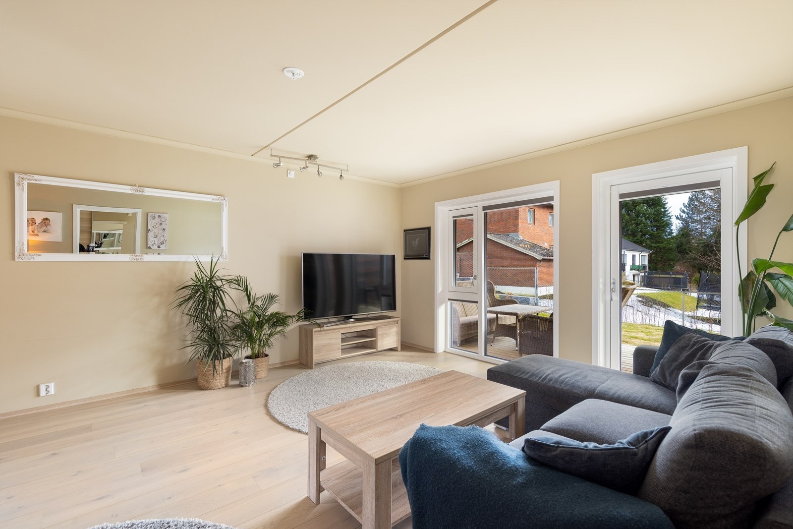 Boligens stue ligger fint til på innsiden av kjøkkenet, i motsatt ende av spisestuen. Galleribilde