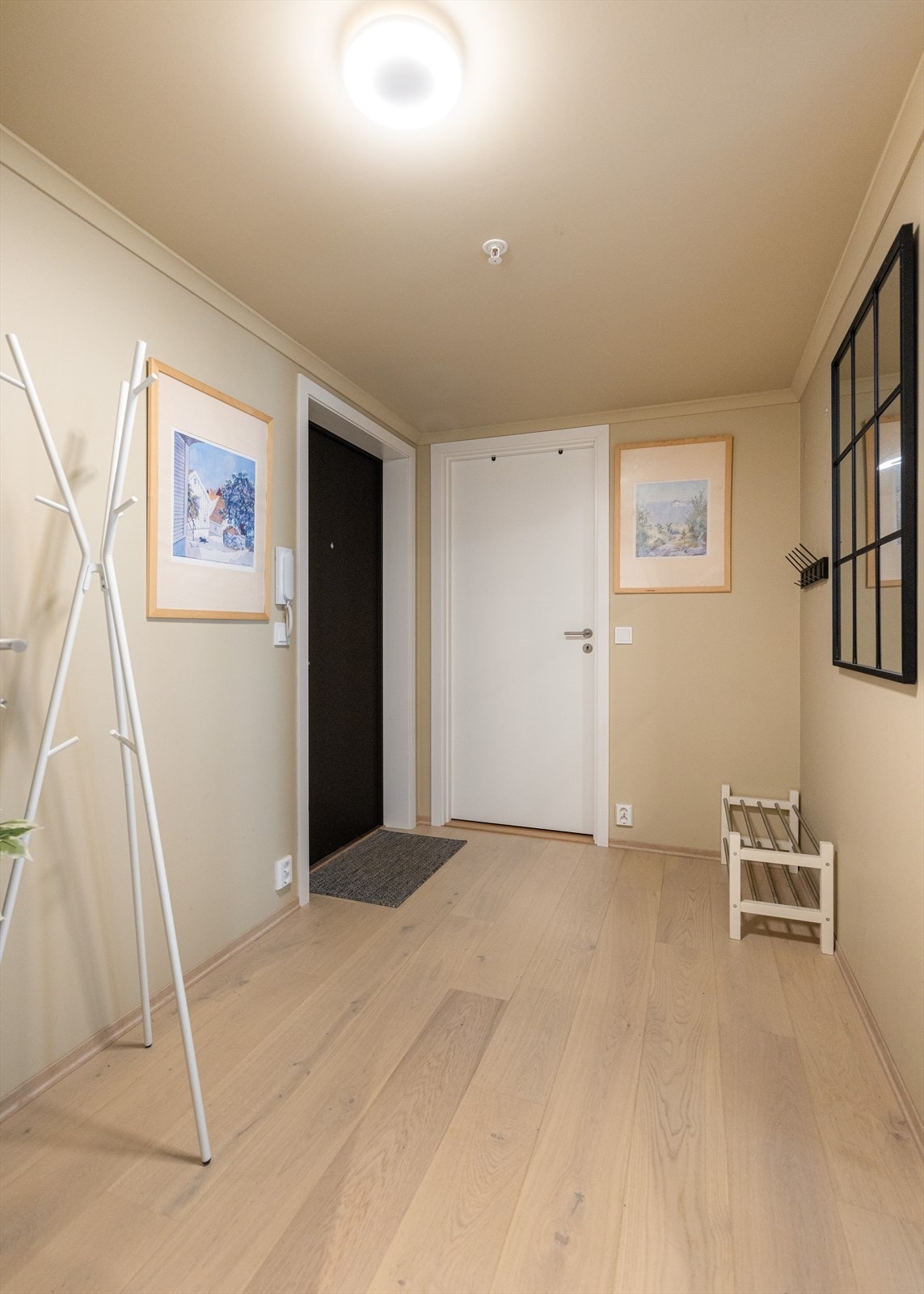 En av boligens fine fordeler er at den har egen inngang fra bakkeplan og direkte inn i boligen, hvor en romslig og fin entré ønsker deg velkommen inn. Galleribilde