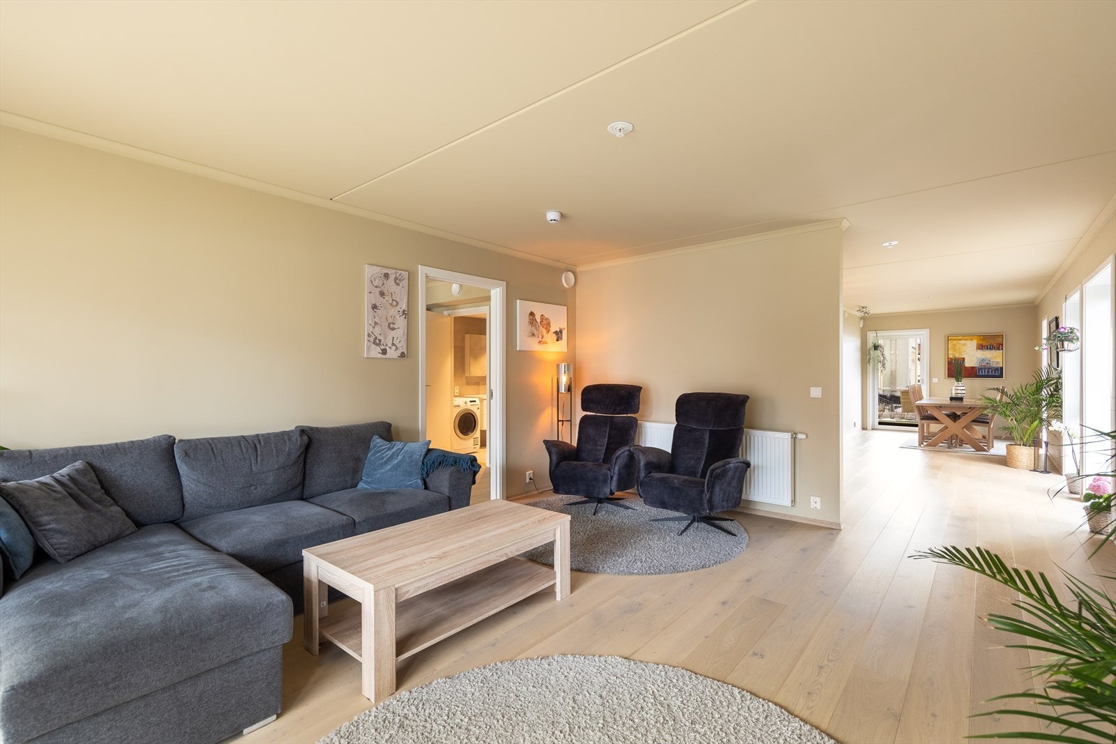 Her er det tilkomst ut til den andre terrassen, og det er i tillegg store vindusflater som gir hyggelig utsyn og gode lysforhold inn. Galleribilde