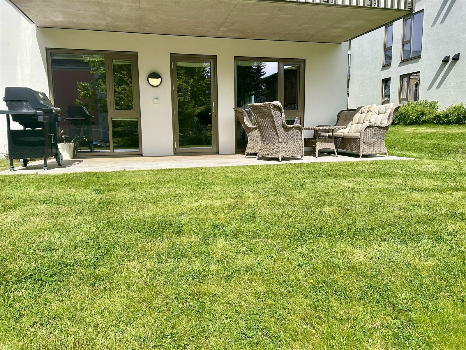 I og med at boligen ligger på bakkeplan er det direkte tilkomst til borettslagets fellesarealer med plen, hvor plenklipp er dekket av borettslagets felleskostnader. Galleribilde