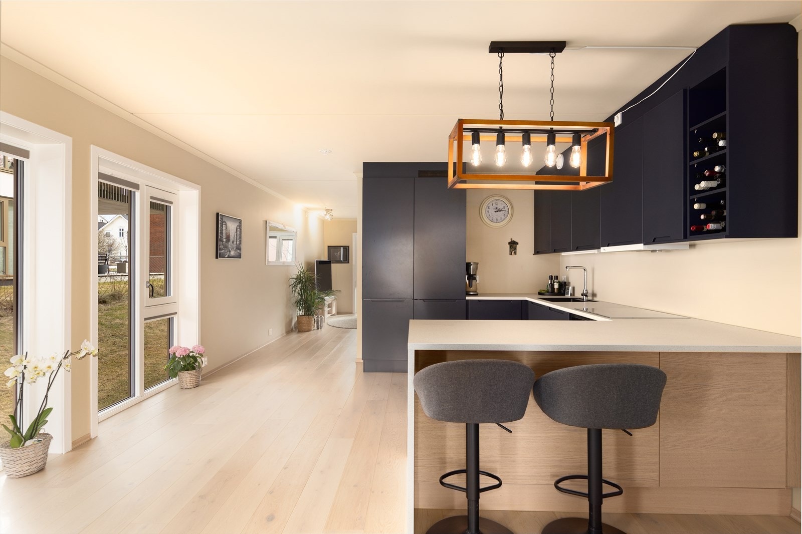 Eier har foretatt flere tilvalg og vesentlige påkostninger av boligen. Det er blant annet påkostet en-stavs eikeparkett i alle rom i en nydelig lys, fargetone samt gulvlister i lik farge. Vegger og himlinger er malt i en behagelig, varm, lys farge. Galleribilde