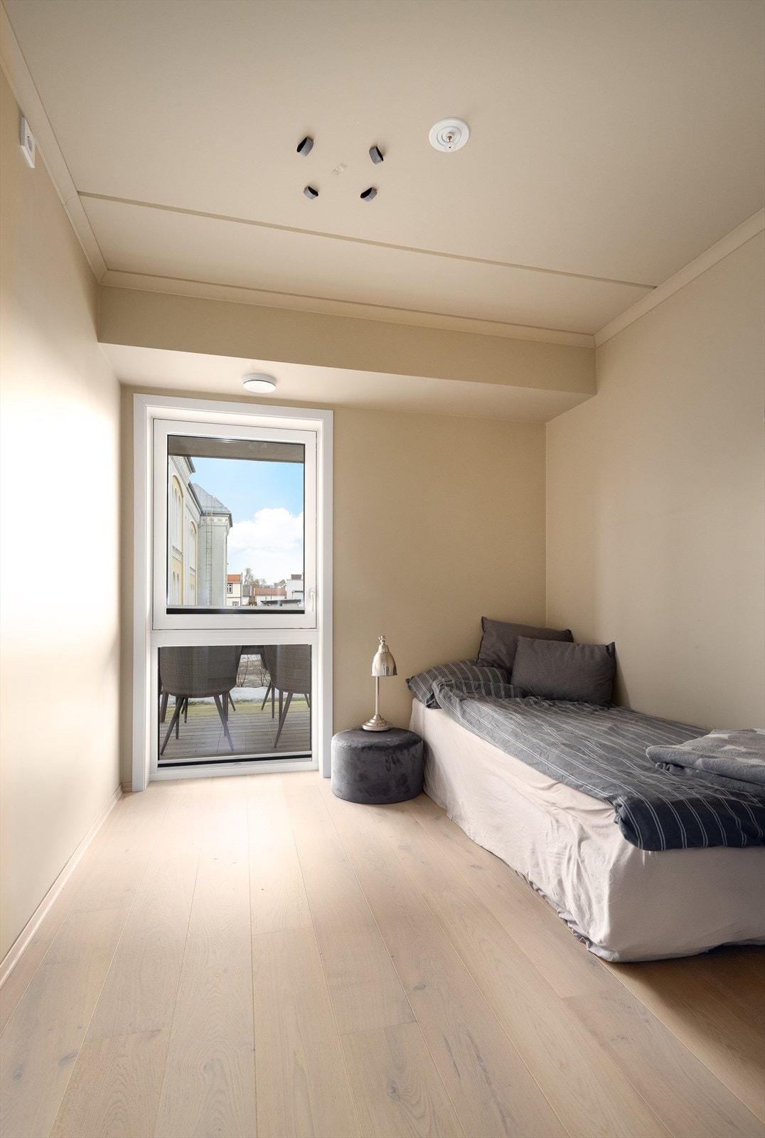 Det andre soverommet i boligen er tilliggende gangen ved kjøkkenet. Her er det fin plass til soveromsmøblement og garderobeløsninger. Begge soverommene har lystette plissègardiner på de store vindusflatene. Galleribilde