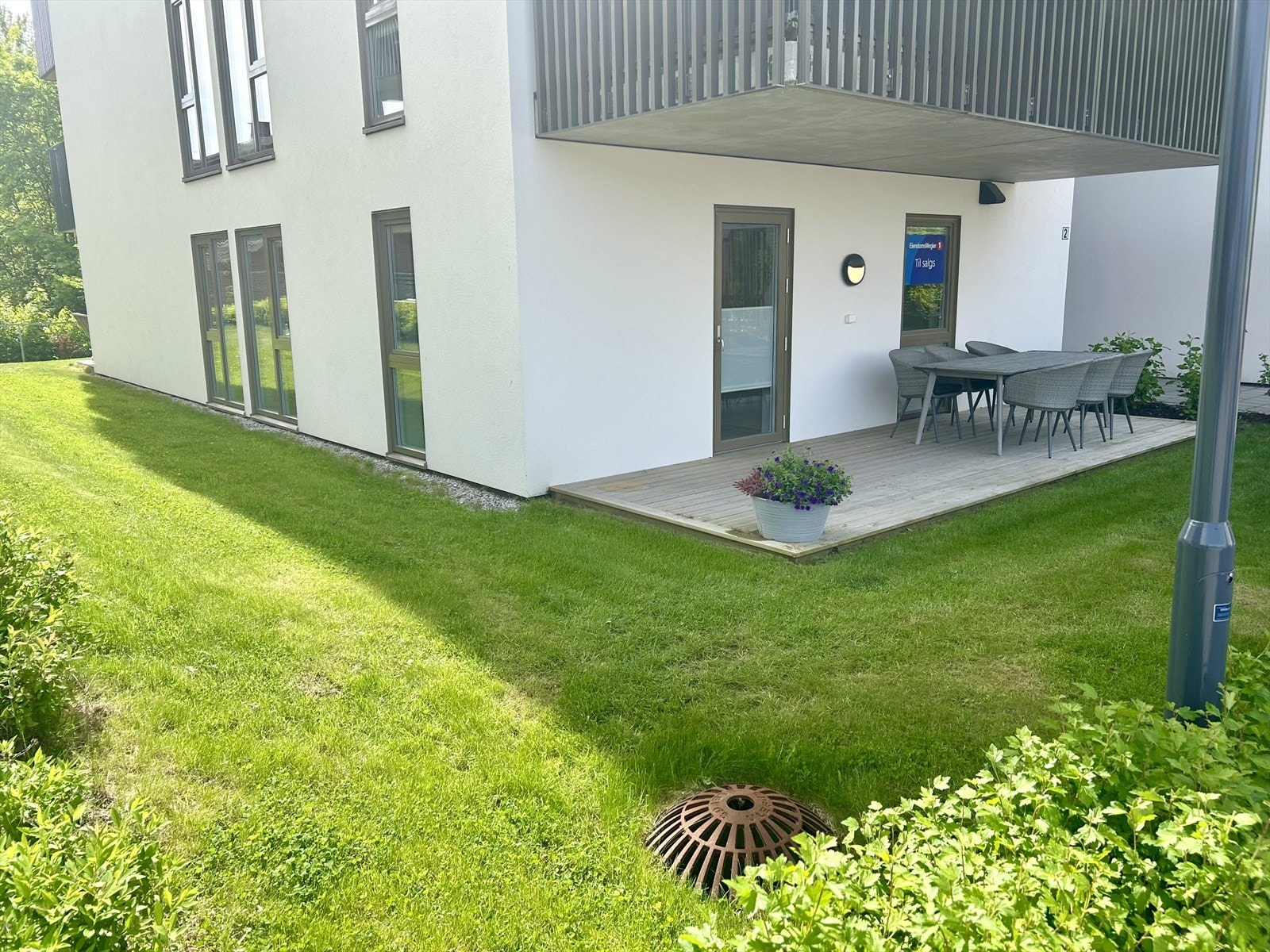 God terrasse på begge sider av den store leiligheten. Galleribilde