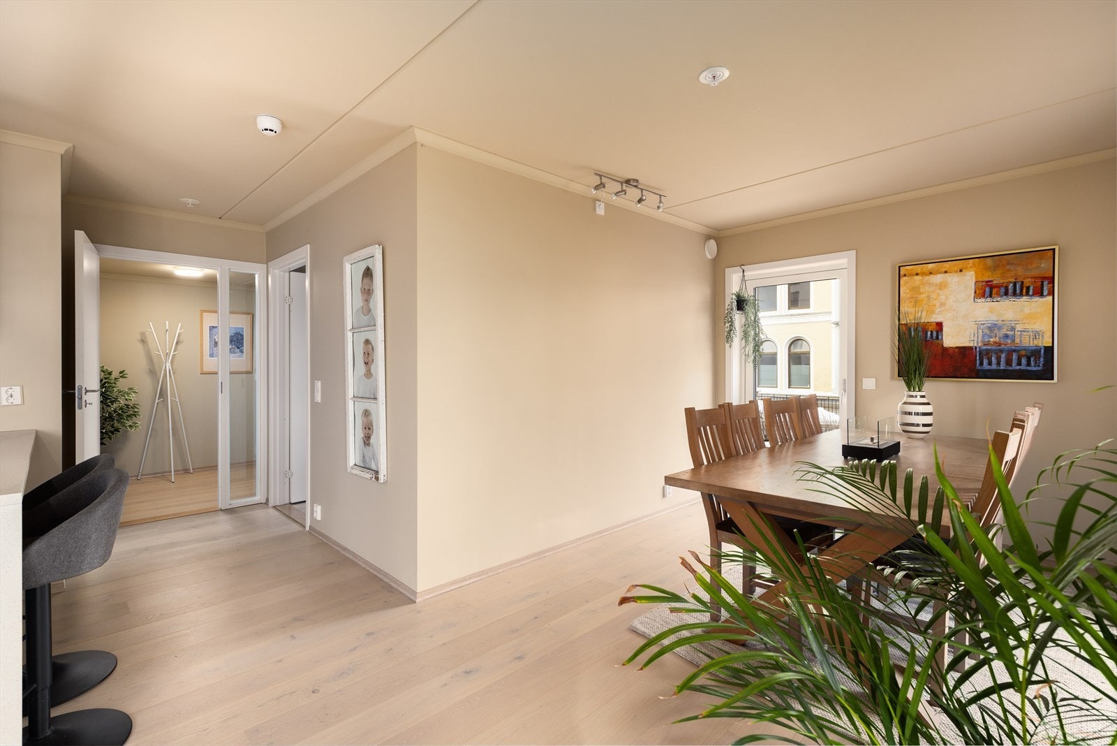 Ved spisestuen er det også tilkomst ut til den ene terrassen. Galleribilde