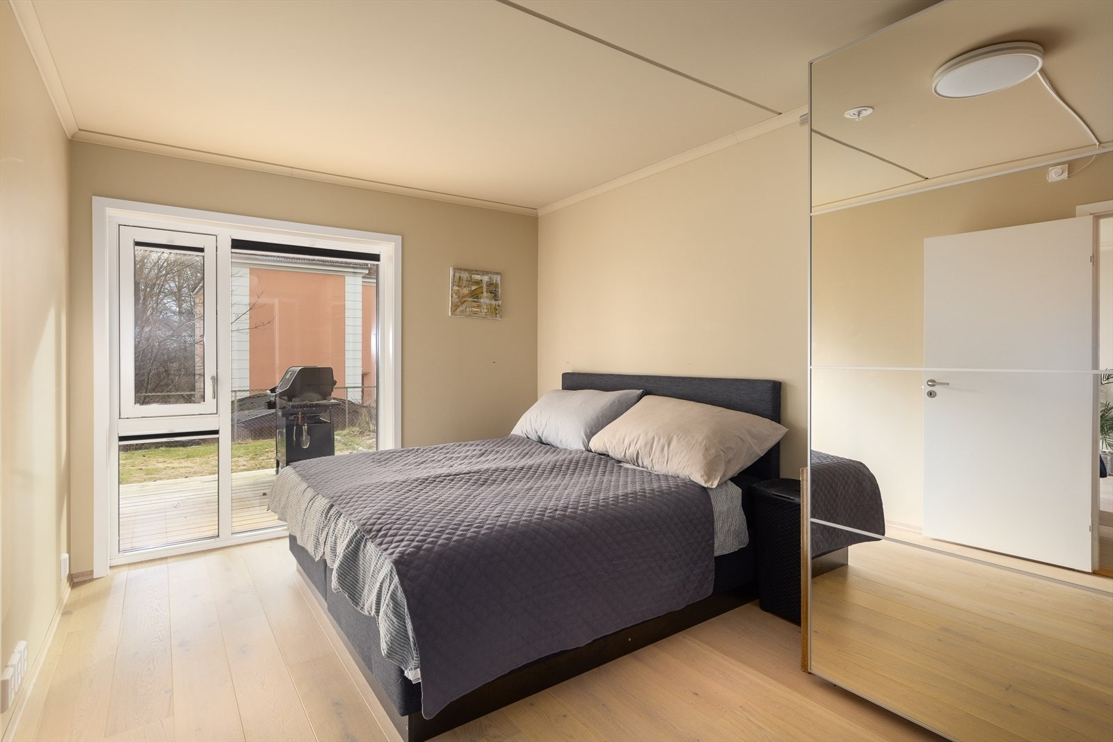 Hovedsoverommet er tilliggende stuen og er av svært god størrelse. Soverommet er utstyrt med et romslig garderobeskap med skyvedører og det er god plass til dobbeltseng. Galleribilde