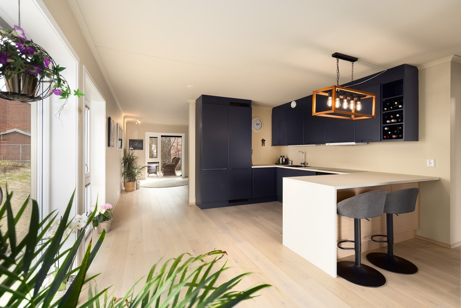 Eiendomsmegler Espen Thoresen presenterer Frognervegen 2!
Moderne og svært gjennomført bolig oppført i 2023 beliggende nydelig til på bakkeplan med direkte tilgang til hagen. Enden av bygget, med to terrasser og en meget god planløsning. Galleribilde