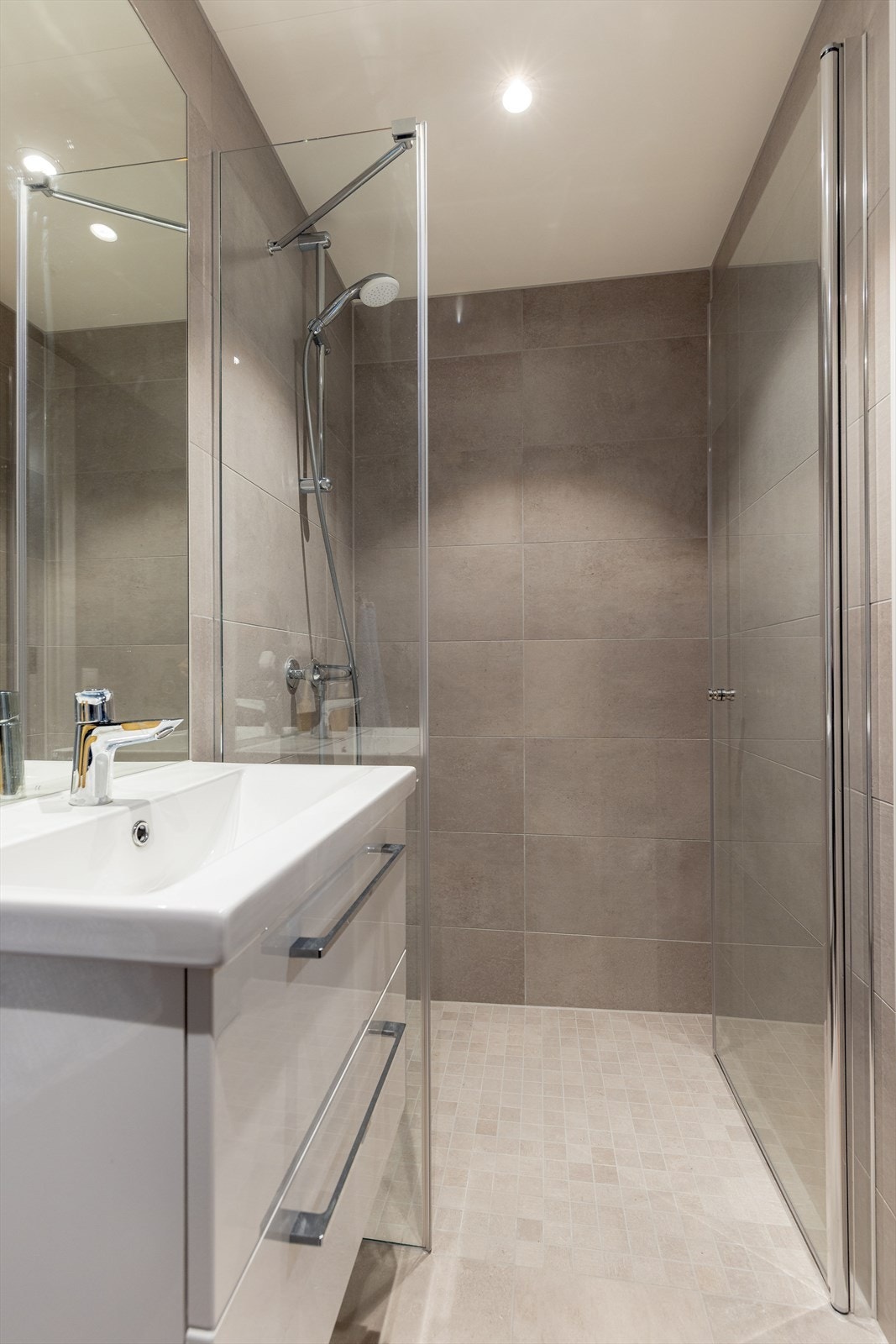 Det andre baderommet er tilliggende entréen og er i lik utførelse som hovedbadet på overflater. Galleribilde