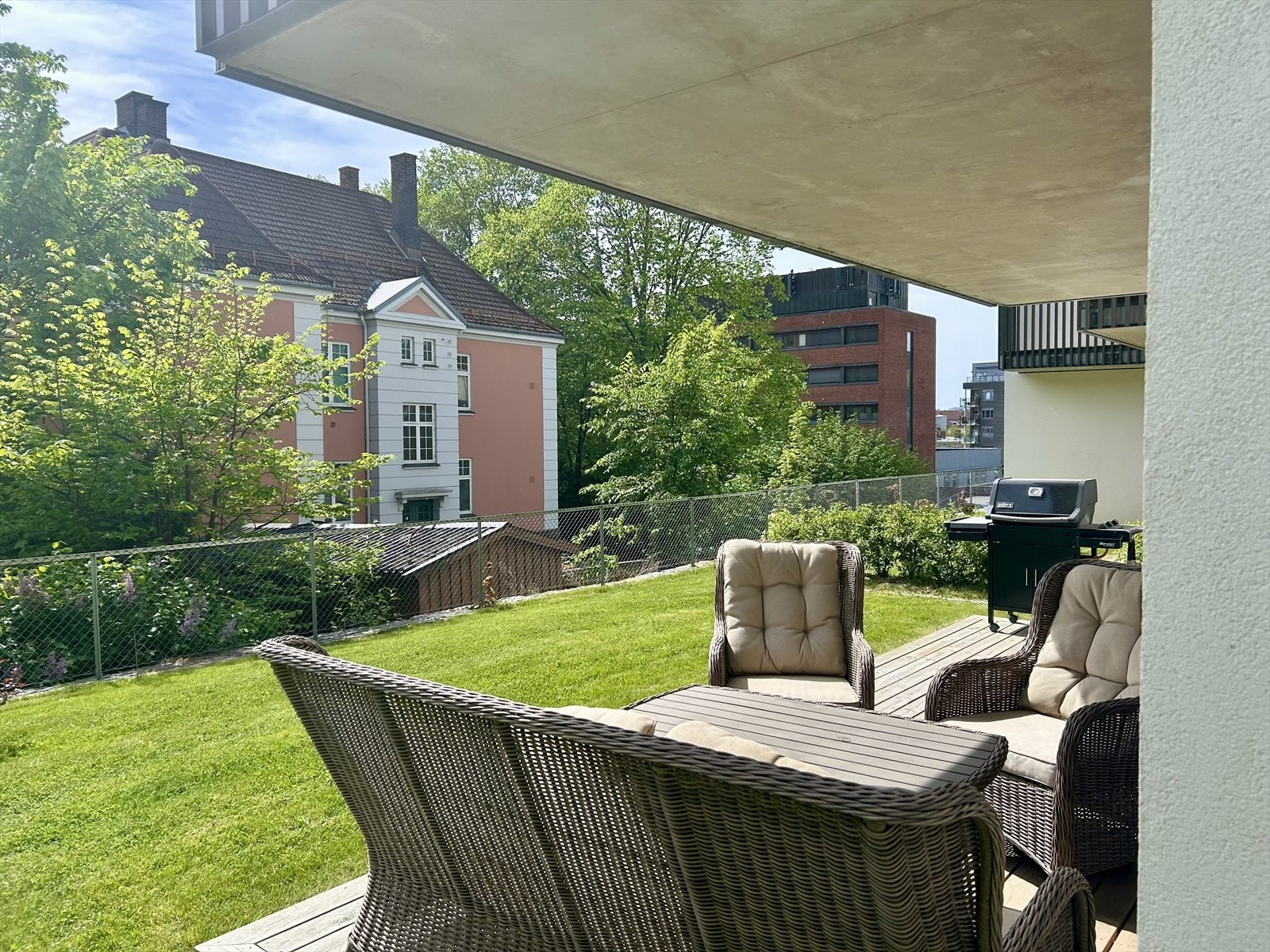 To nydelige terrasser, her helt skjermet i hagen. Galleribilde