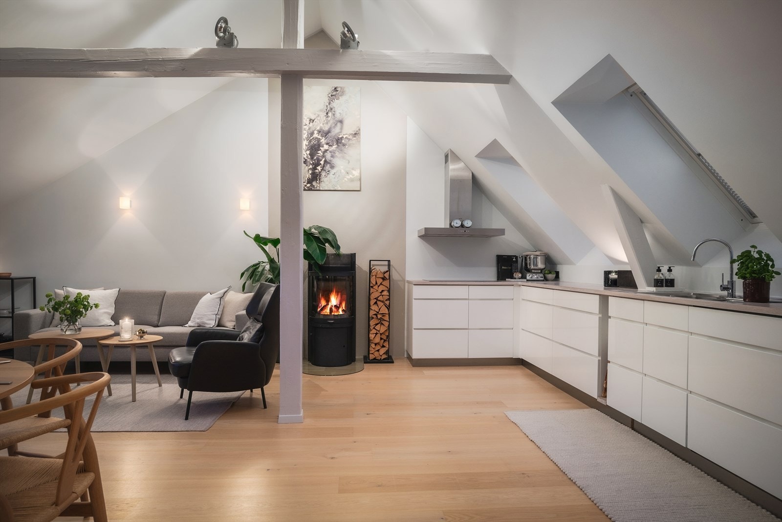 Gulvet i leiligheten er av typen 1-stavs eikeparkett. Denne ble slipt av fagfolk i 2022. Galleribilde