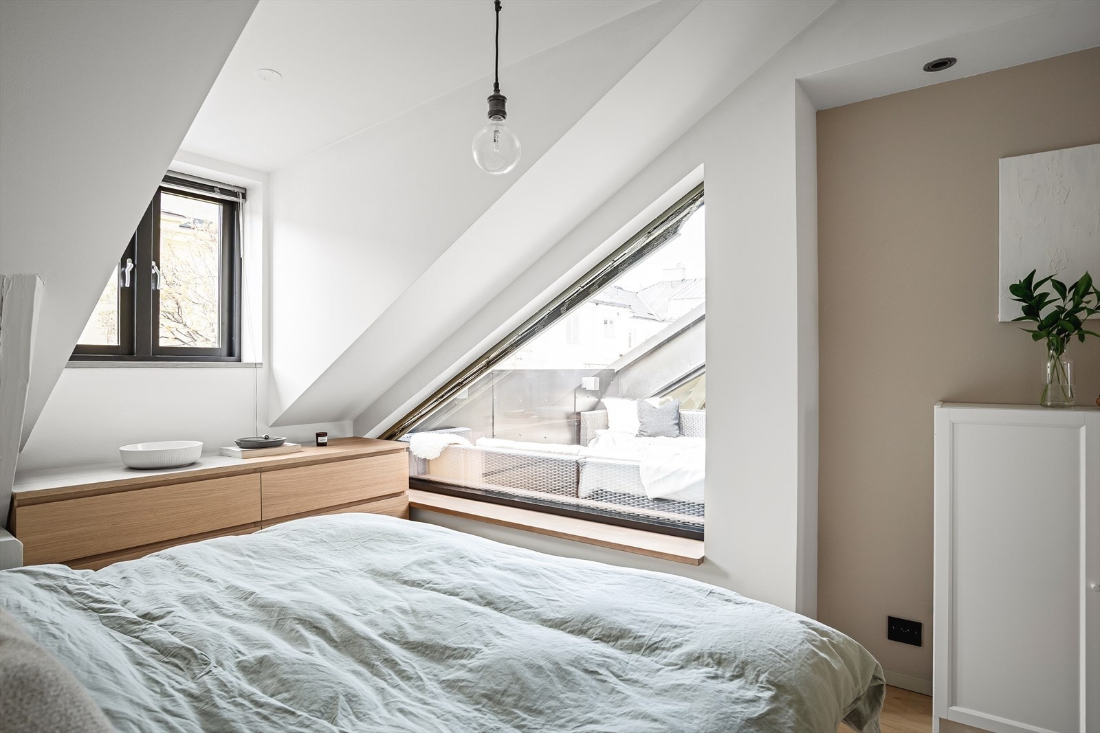 Soverommet er vendt mot terrassen og rolig bakgård. Galleribilde