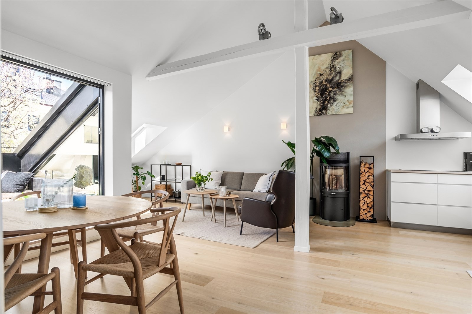 Leiligheten er svært lys og luftig med god takhøyde og flotte detaljer. Galleribilde