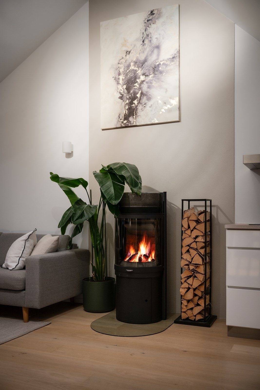 En flott og effektiv peisovn, som varmer godt på kalde vinterdager, er plassert sentralt i stuen. Galleribilde
