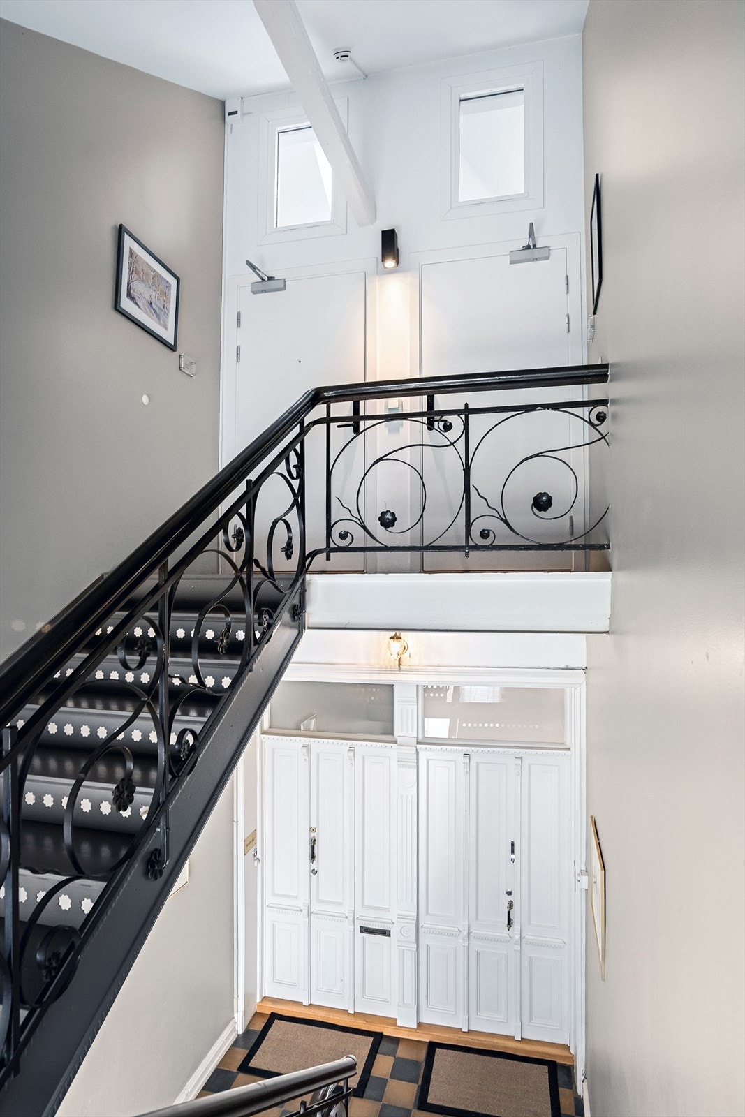 Nydelig trappeoppgang med flott smijernsrekkverk. Galleribilde