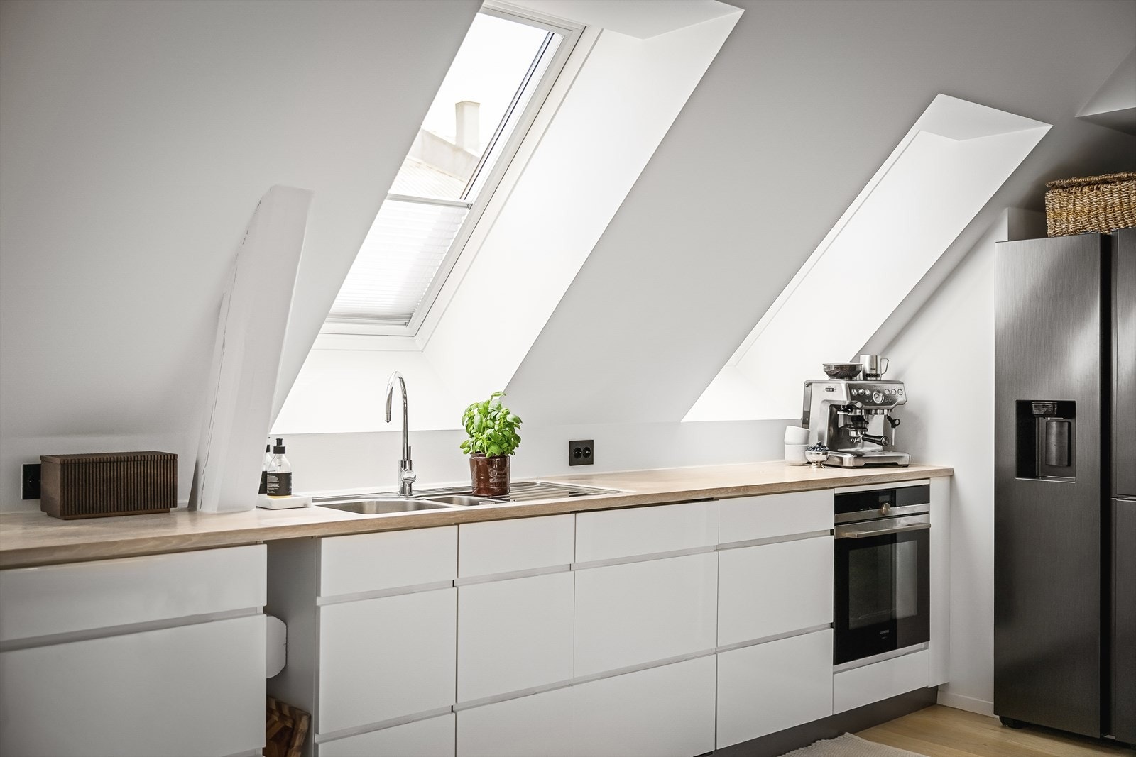 Godt med naturlig lysinnslipp fra store veluxvinduer. Galleribilde