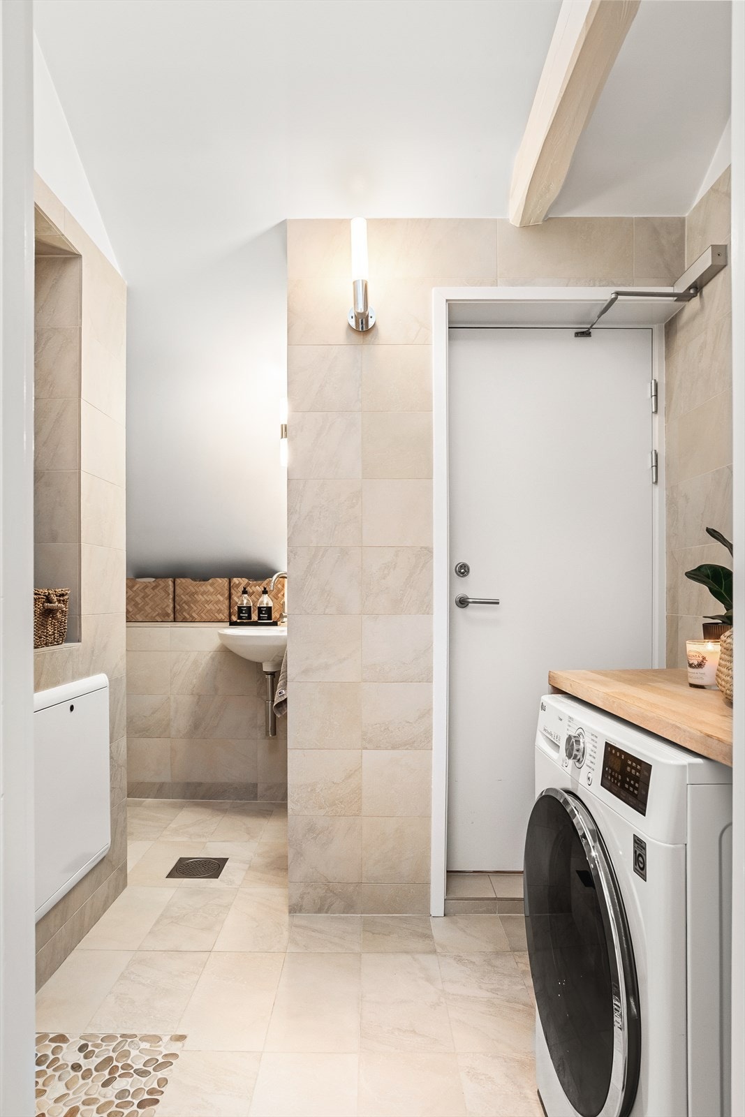 Pent, flislagt bad med marmormønstrete italienske fliser. Galleribilde