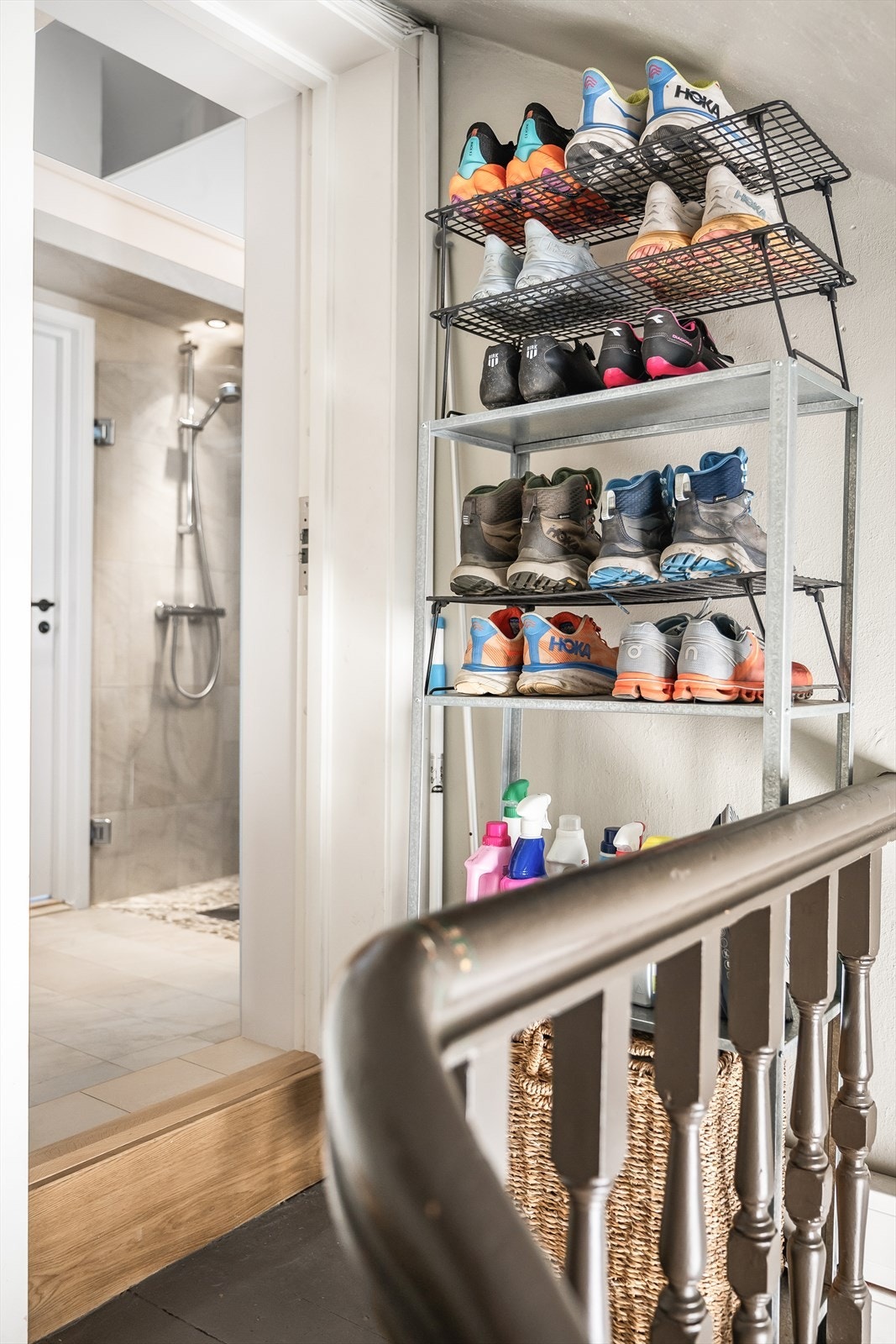 Baktrapp med praktisk lagringsplass, som fører ned til bod og bakgård. Galleribilde