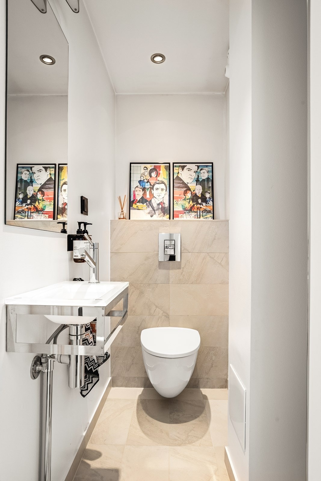 Leiligheten har et separat toalettrom. Flislagt i samme stil som baderommet. Galleribilde