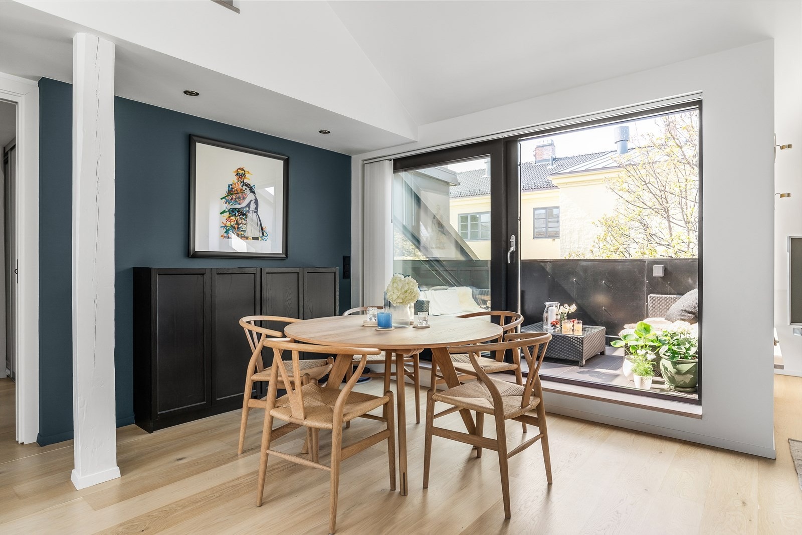 God plass til større spisebord i stuen - perfekt for å invitere til sosiale sammenkomster. Galleribilde