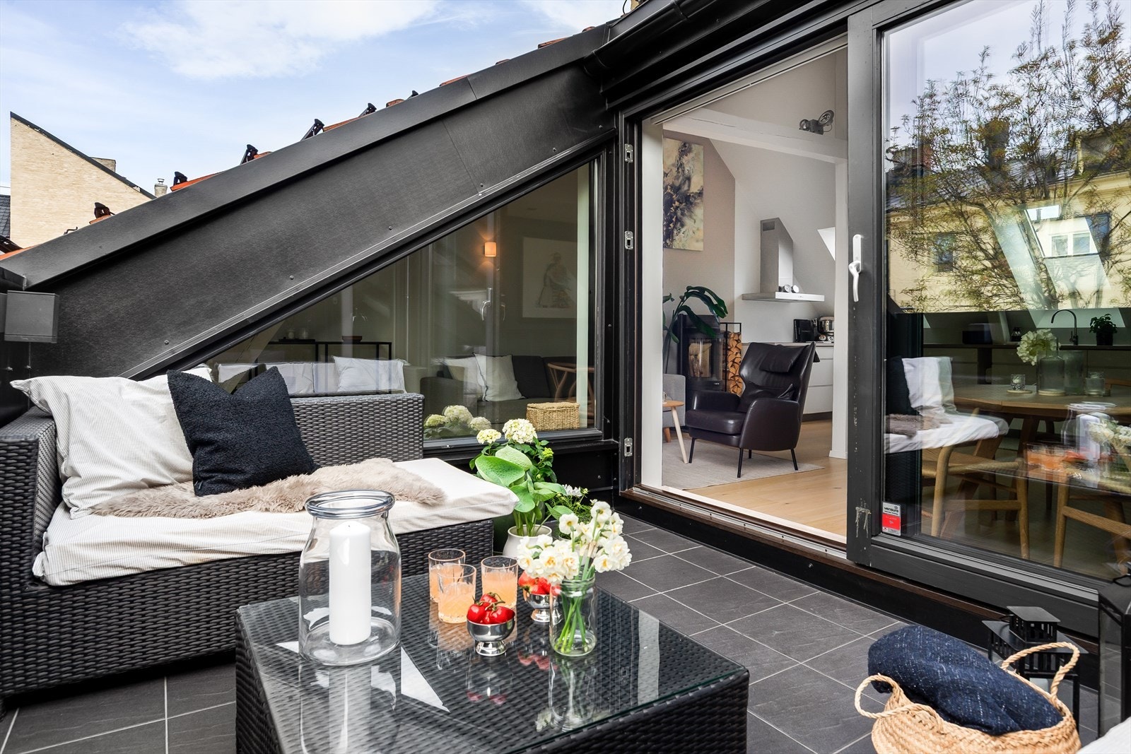 Den vestvendte takterrassen har god plass til sittegruppe, grill etc. Galleribilde