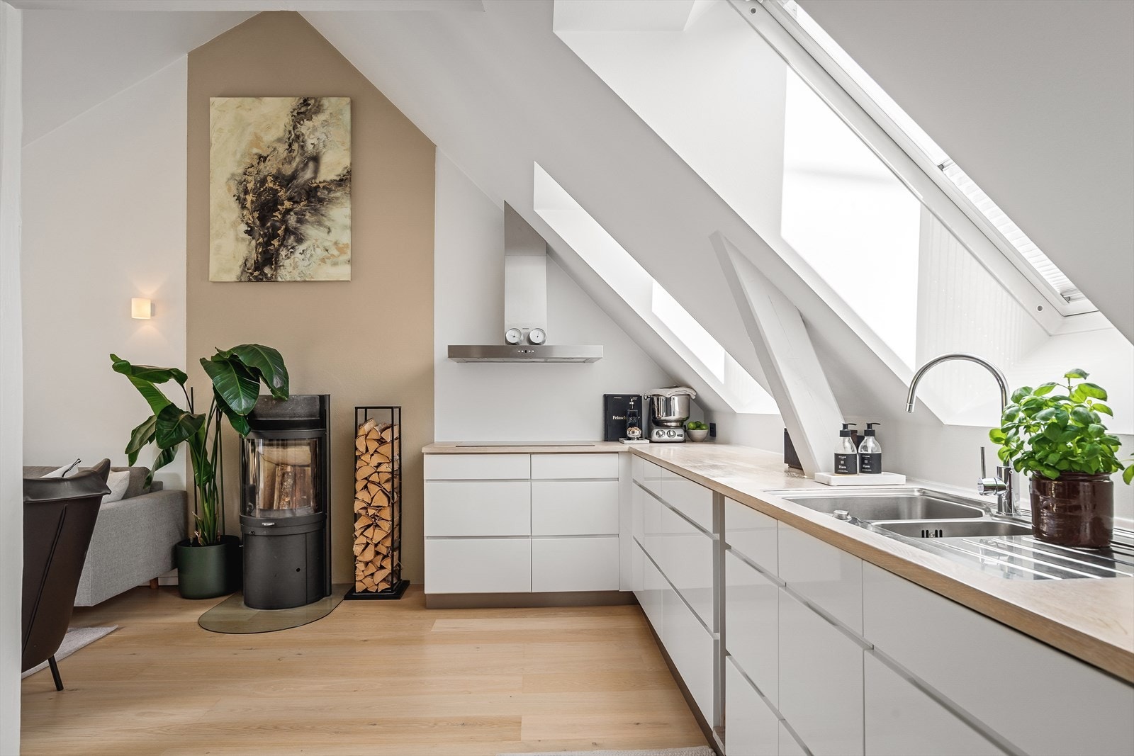 Integrerte hvitevarer som stekeovn fra Siemens (2023), induksjon platetopp og oppvaskmaskin. Galleribilde