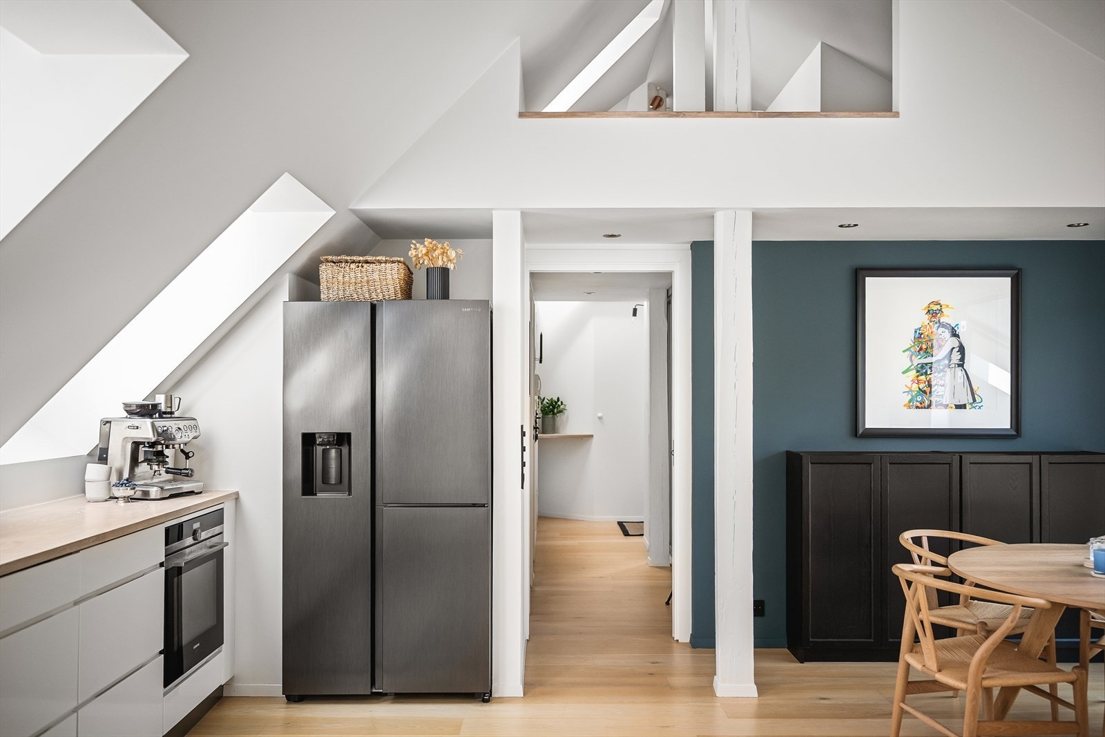 Side-by-side kjøleskap med isbit- og vanndispenser fra Samsung (2024) (dette medfølger handelen). Galleribilde