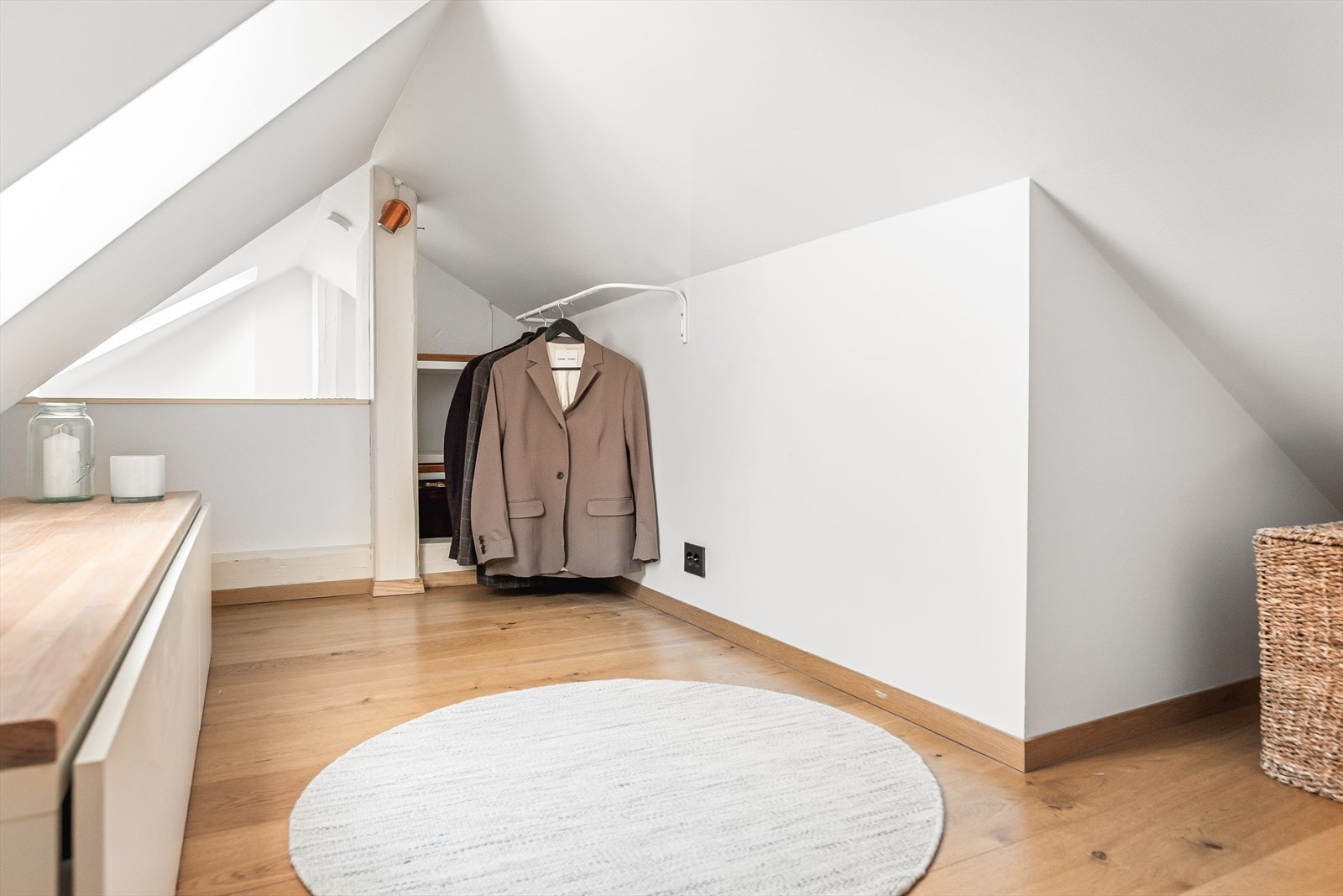 Praktisk hems over gang med god plass til oppbevaring og kan brukes som gjesteværelse. Galleribilde