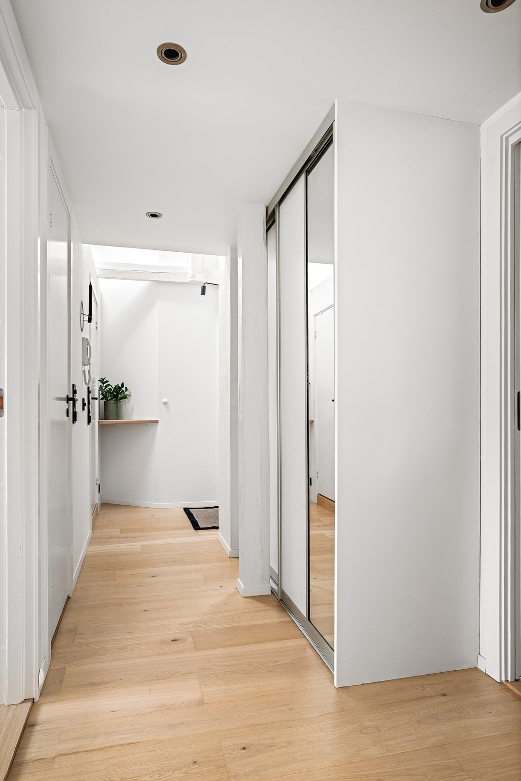 Lys entrè med godt med oppbevaringsplass via skyvedørsgarderobe. Galleribilde