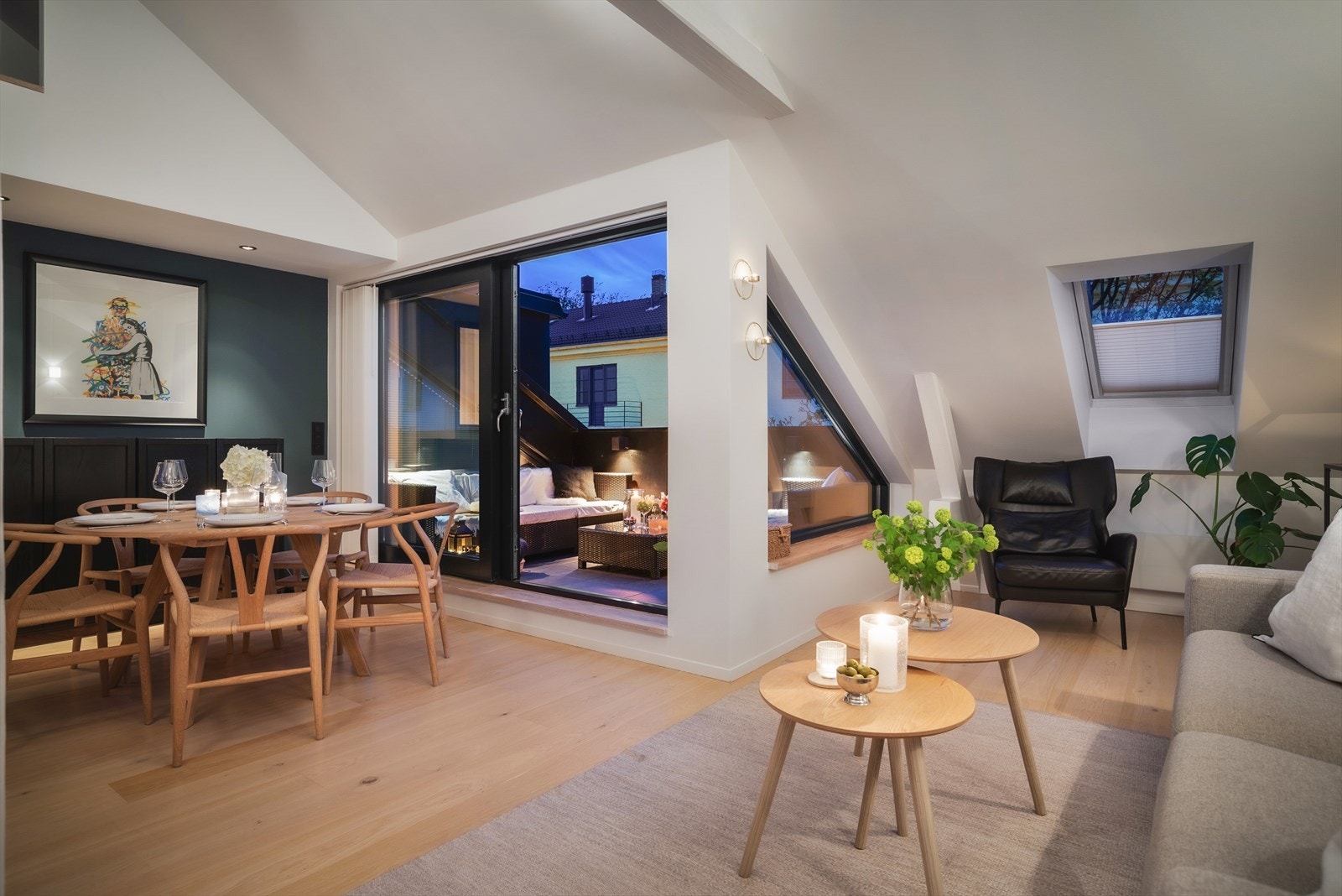 Hele leiligheten ble malt i 2022 i lys, behagelig farge. Galleribilde