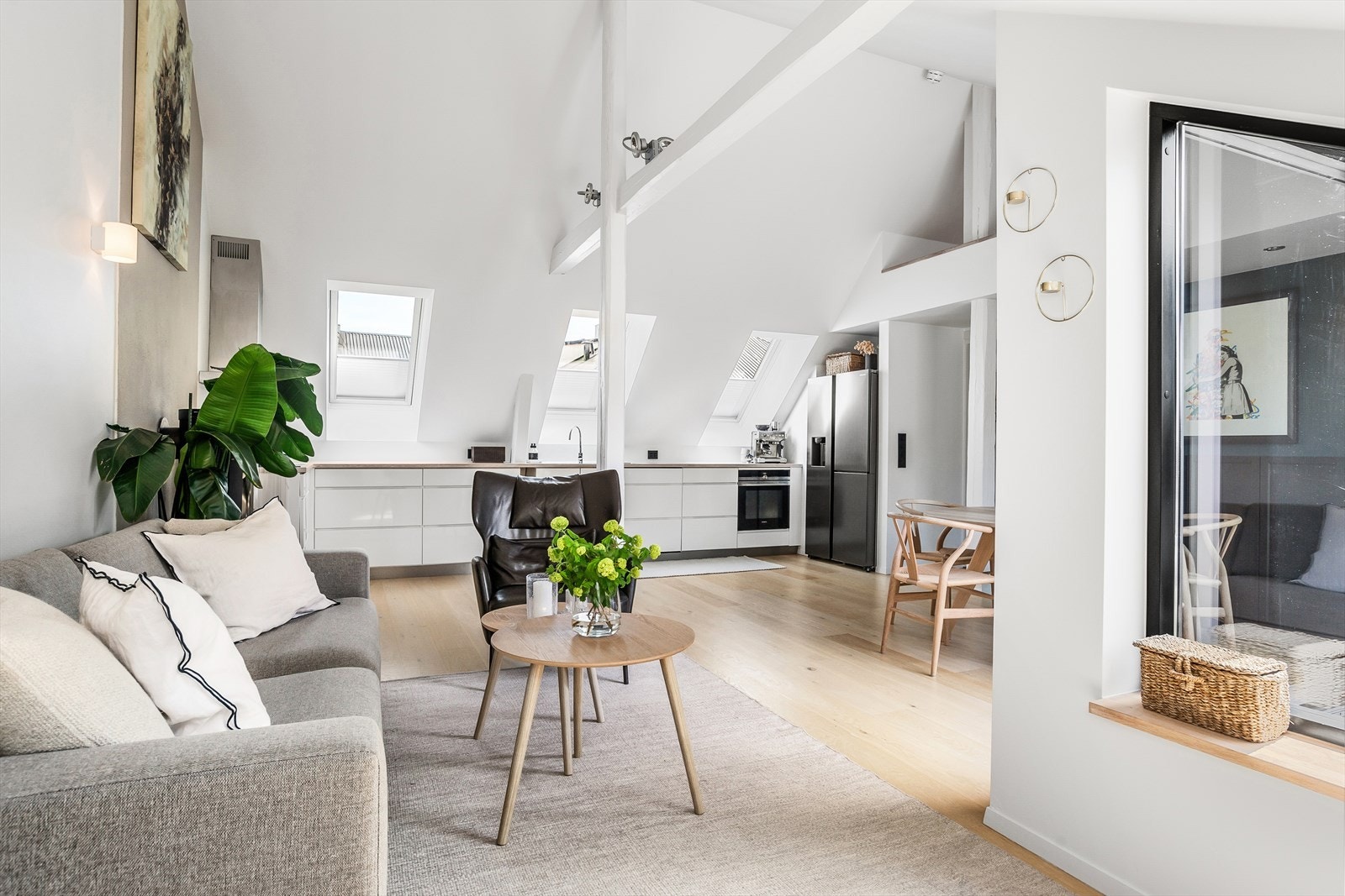 Boligen er ombygget fra bygningens loft i 2010 og har gulvareal på ca. 81 kvm Galleribilde