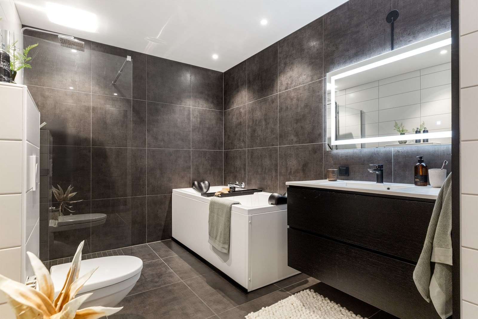 Badet ble oppgradert i 2018 og har store, lekre fliser, samt downlights og integrert lydanlegg. Galleribilde
