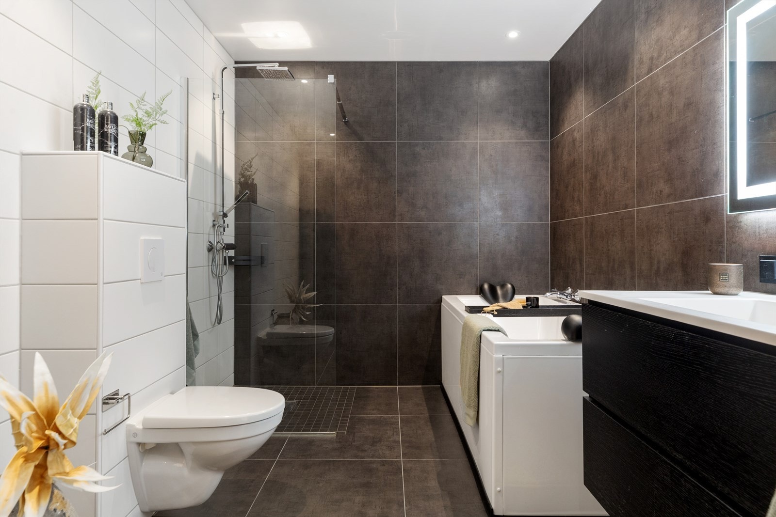 Rommet er på ca. 9,5 m² og utstyrt med både badekar og behagelig regnfallsdusj. Galleribilde