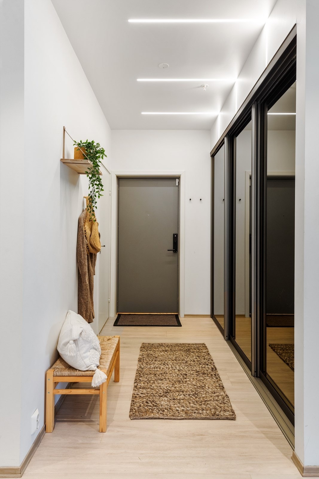 Entreen er på ca. 6,5 m² og har skyvedørsgarderobe med speilfronter, vegghylle og to knagger. Galleribilde