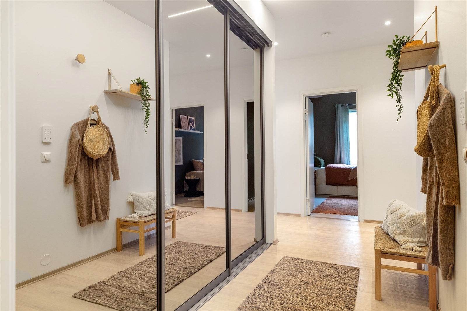 Når du kommer inn i gangen har du rikelig med lagringsplass i en stor skyvedørsgarderobe. Galleribilde