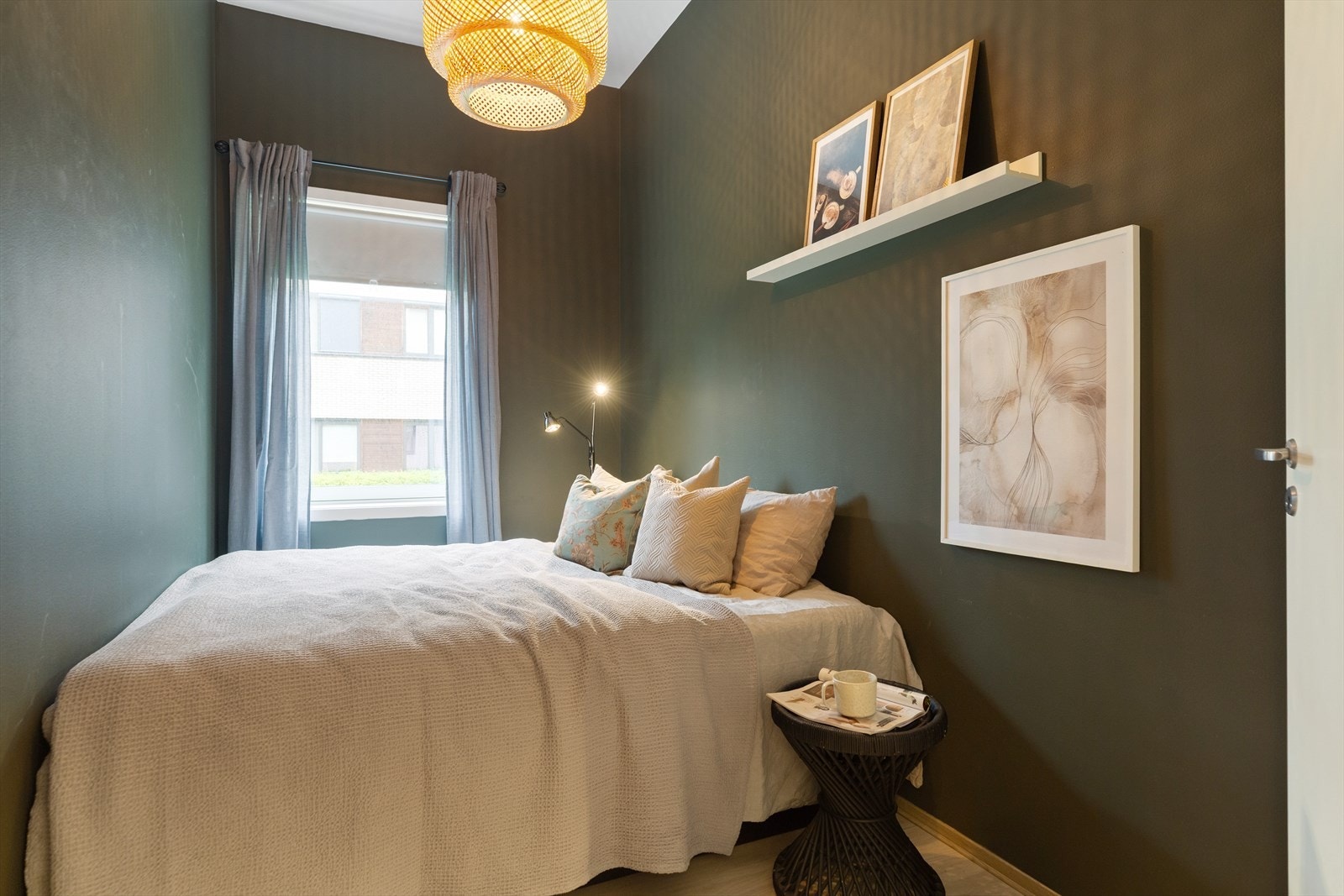 Boligen har tre fine soverom med inngang fra entreen, og hovedsoverommet er på ca. 11,5 m². Galleribilde