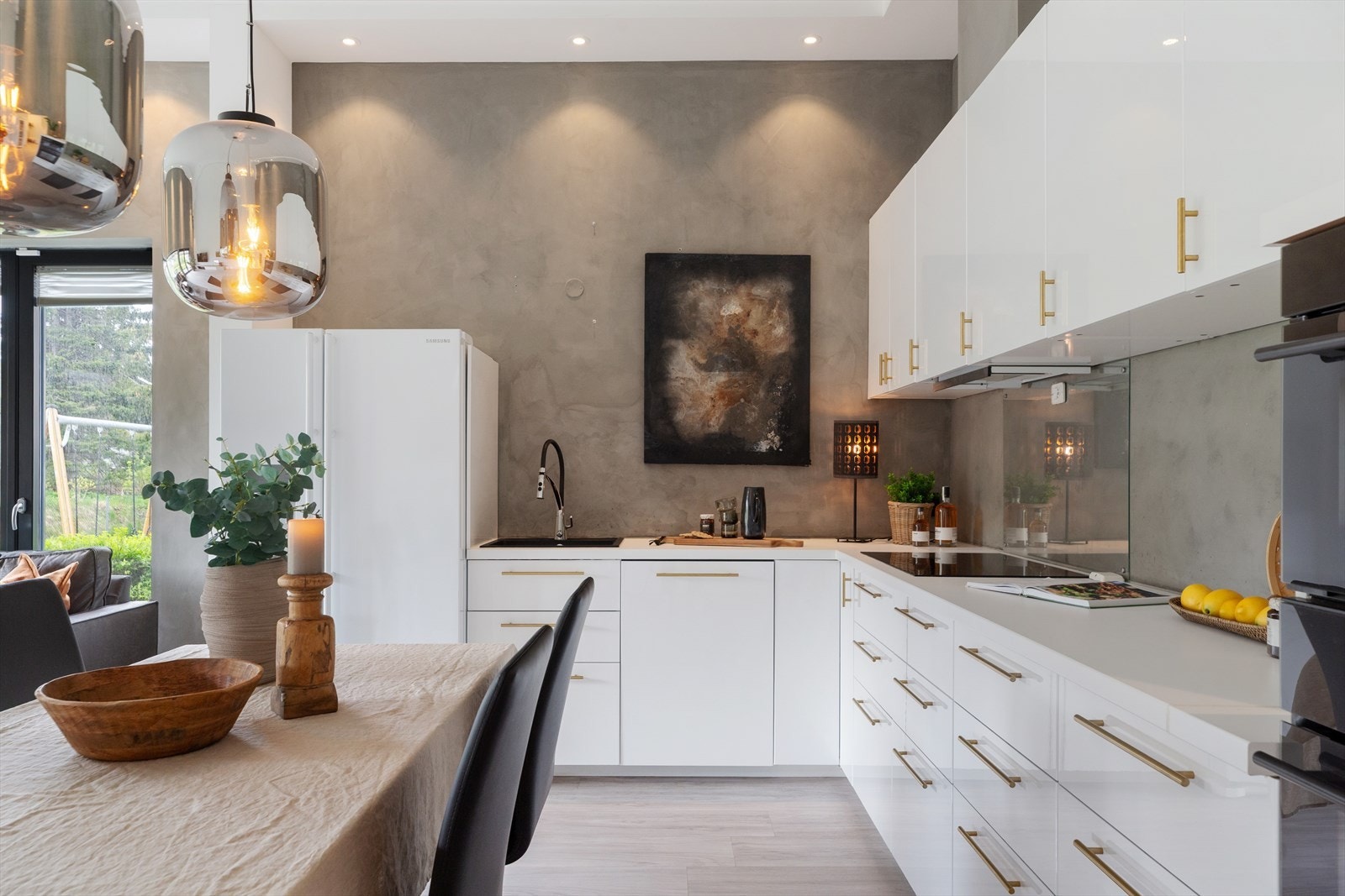 Kjøkkenet har stilfullt design, god skapplass, fine arbeidsflater og opplegg for integrerte hvitevarer. Galleribilde