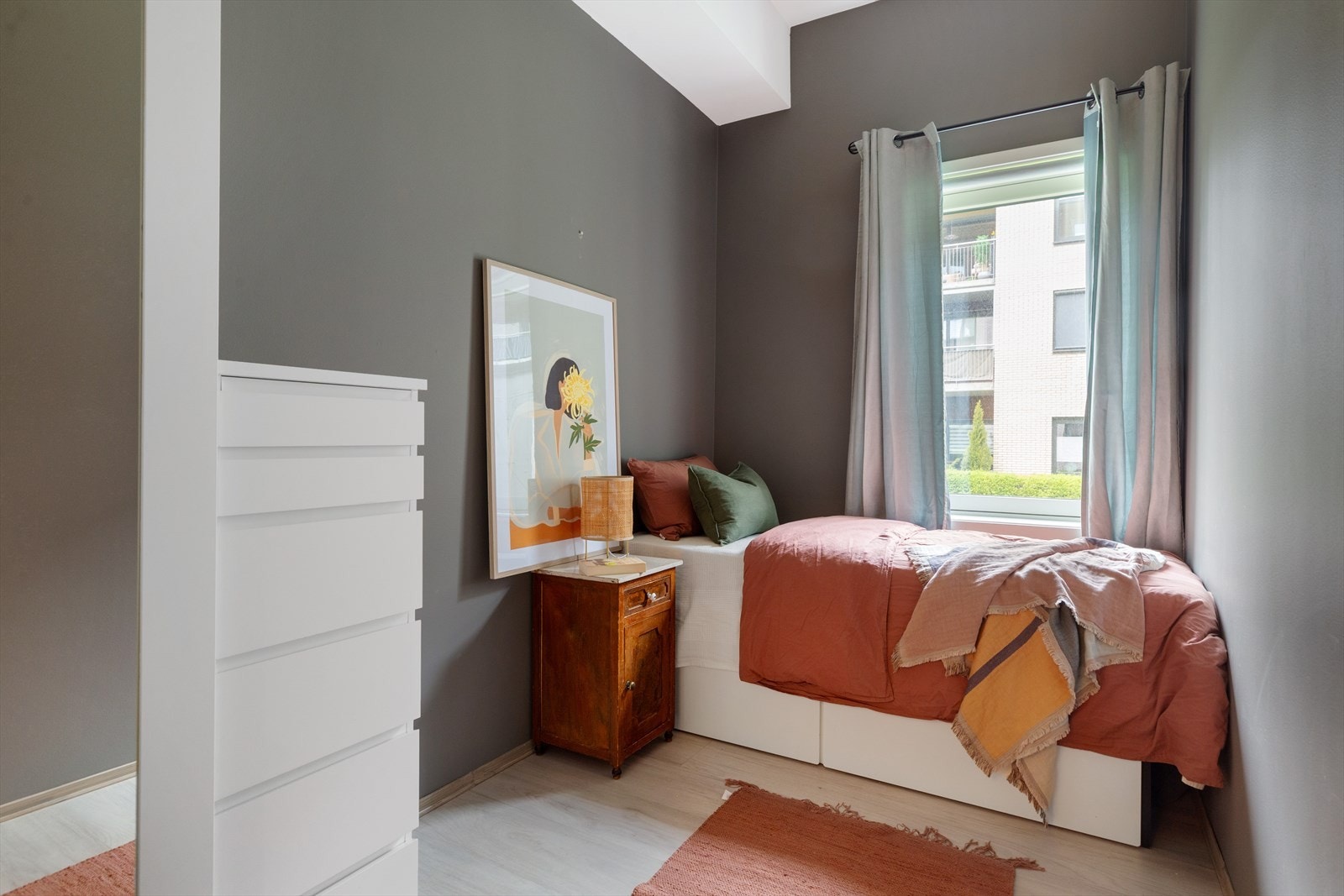 De to andre soverommene er på ca. 7,5 m² hver, og det ene har plassbygd seng/sofa innerst ved vinduet. Galleribilde