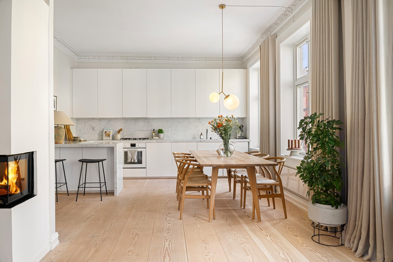 Leiligheten oppleves lys og luftig med en takhøyde på opptil 3,05 m Galleribilde