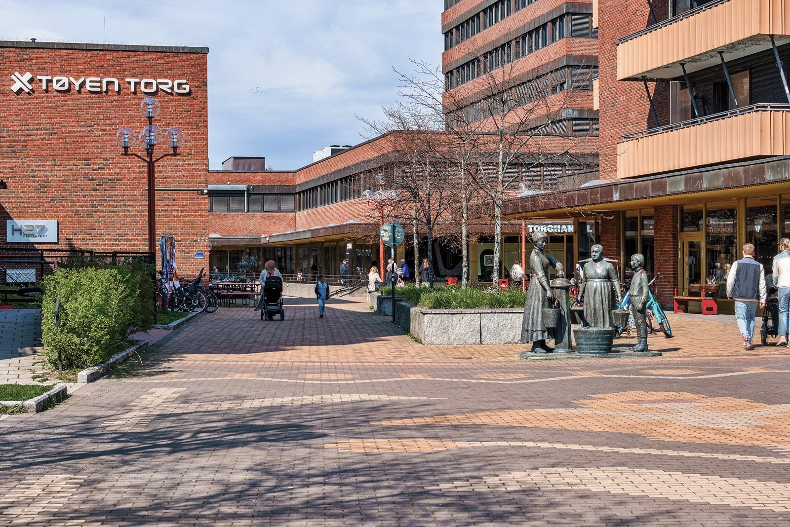 Tøyen Torg med T-bane (alle linjer), matbutikker, serveringssteder, apotek mm. ligger kun 600 m fra leiligheten Galleribilde