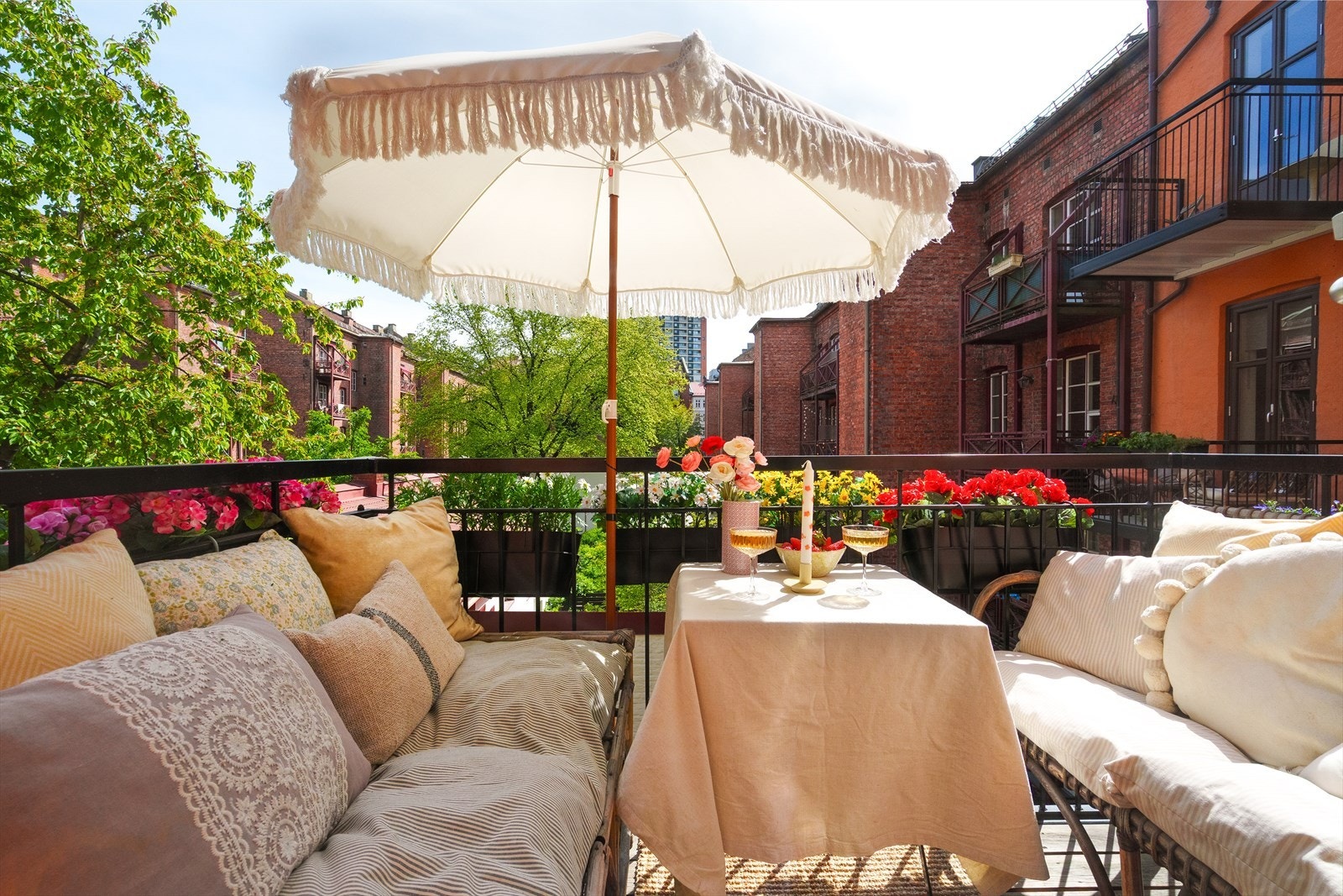 Idyllisk og solrik balkong mot hyggelig bakgård Galleribilde