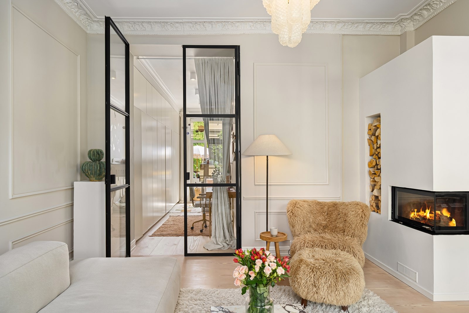 Lekker spesialdesignet smijernsdør som gir gjennomgående lys Galleribilde