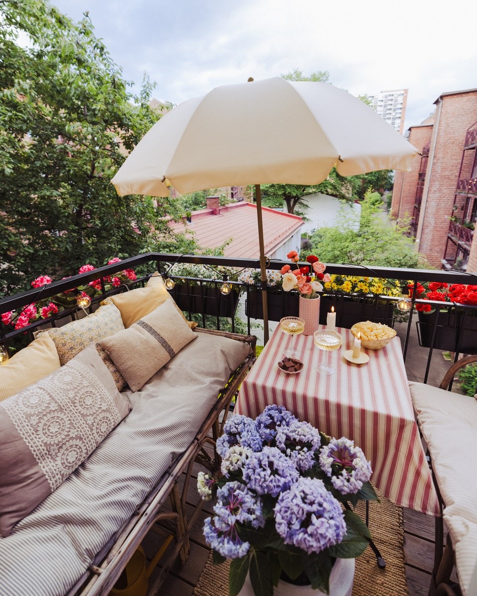 Hyggelig balkong mot bakgård Galleribilde