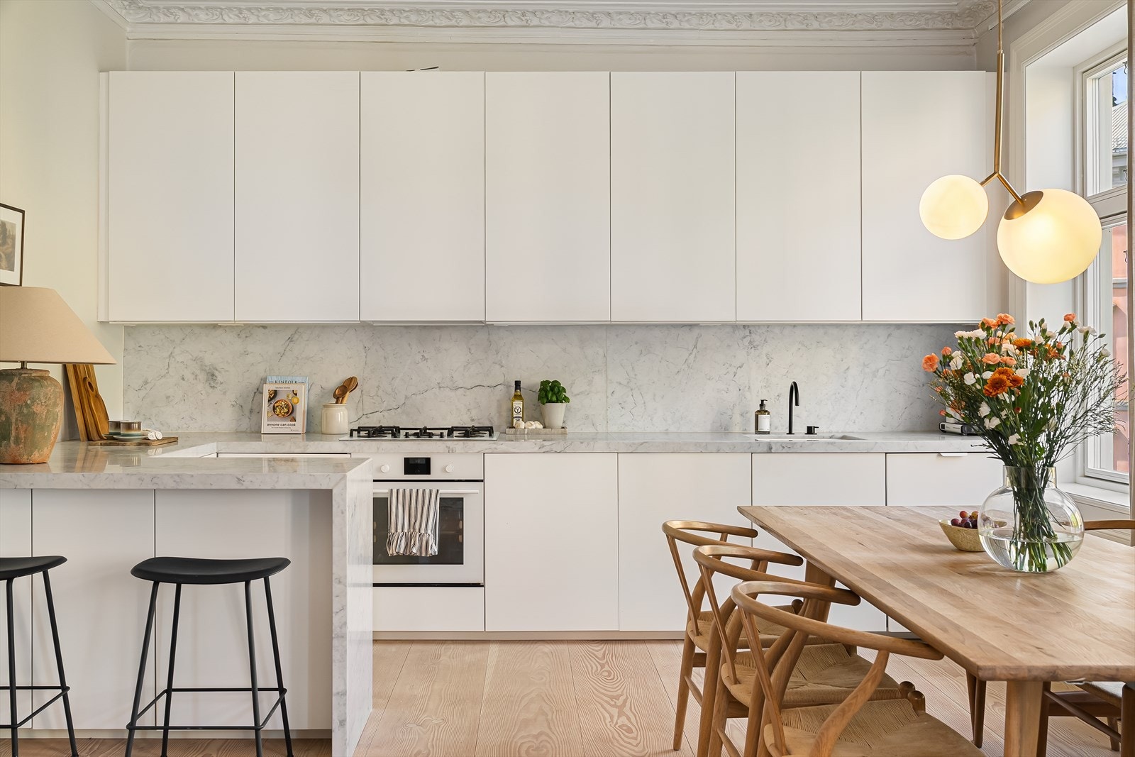 Moderne kjøkken i åpen løsning Galleribilde