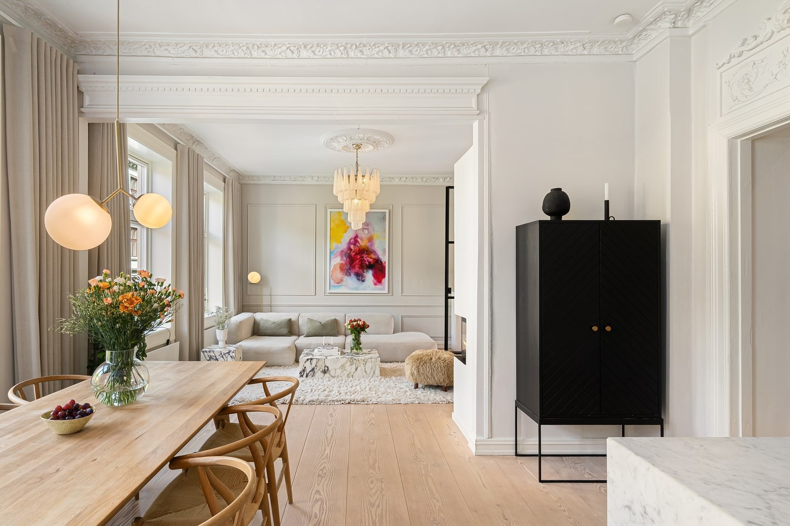 Gulvet er lagt med Dinesen heltre gran i hele leiligheten Galleribilde